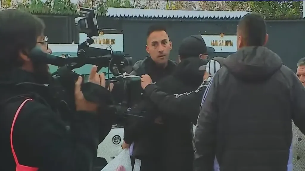 Javier Correa y su tarde de furia en el Monumental, donde incluso se agarró con el presidente de la U. Foto: TNT Sports.