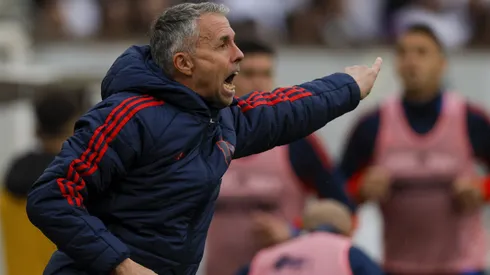 Gustavo Álvarez siguió jugándosela, pese a tener un hombre menos.