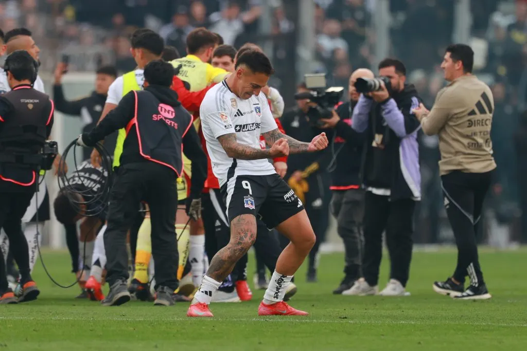 Javier Correa y su festejo de la victoria alba. (Javier Vergara/Photosport).