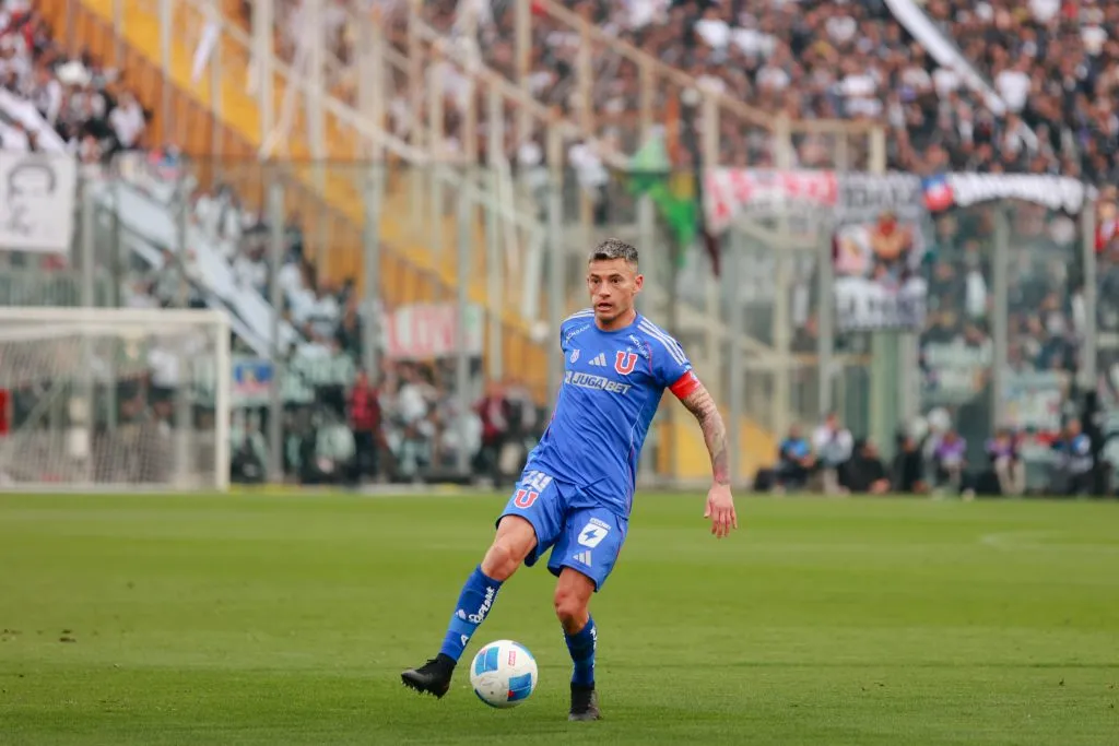 Charles Aránguiz en acción durante el Superclásico 198. (Javier Vergara/Photosport).