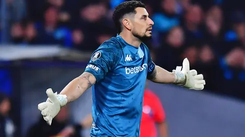 Gabriel Arias cometió error en nueva derrota de Racing en Argentina.