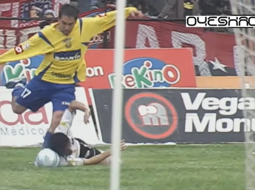 La acción de Mingo Salcedo ante Fernando Meneses. (Captura CDF).