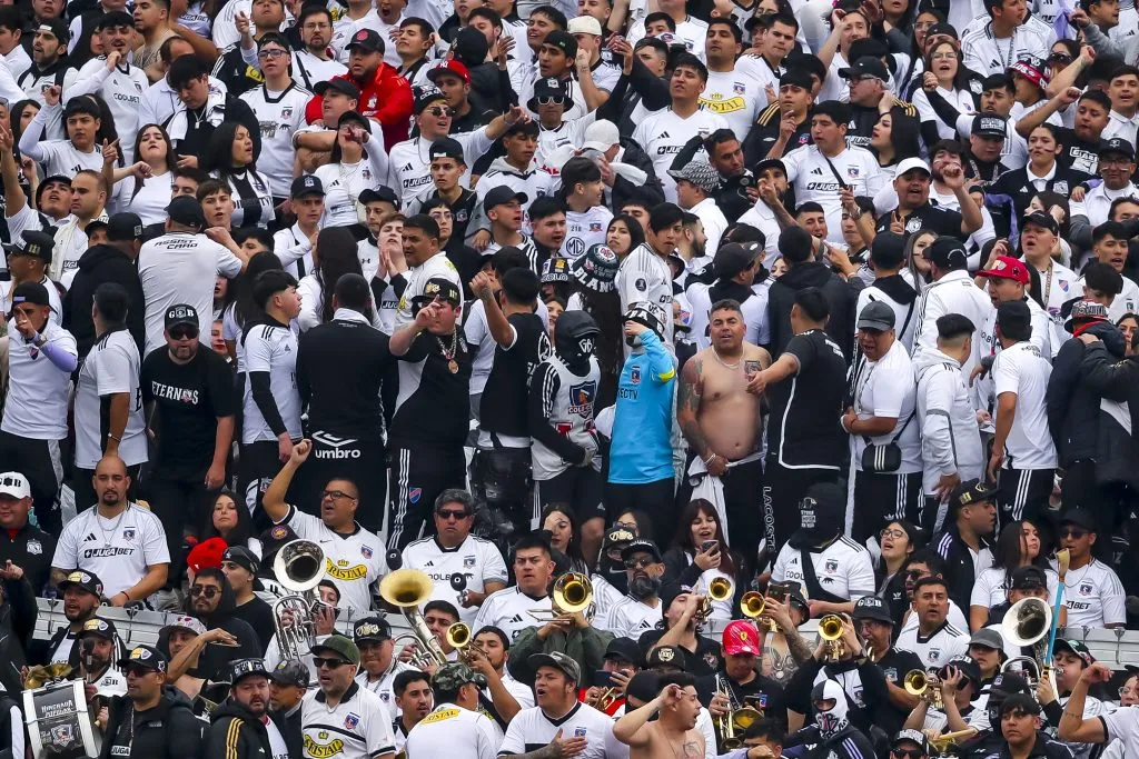 Hinchas de Colo Colo en el Monumental. Foto: Pepe Alvujar/Photosport