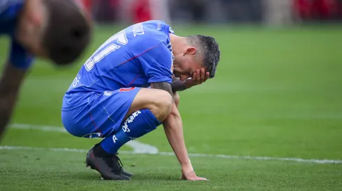 Charles Aránguiz se lamenta tras el Superclásico.