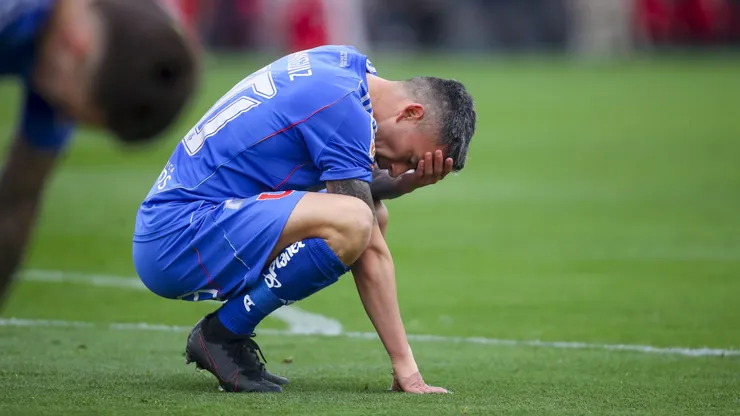 Charles Aránguiz se lamenta tras el Superclásico.