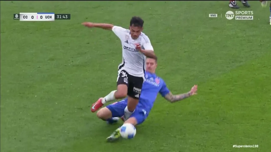 La patada de Calderón a Pizarro era amarilla para Johnny Herrera