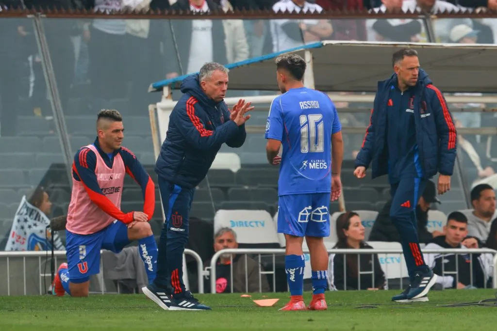 Álvarez le da indicaciones a Lucas Assadi en el Monumental. (Javier Vergara/Photosport).