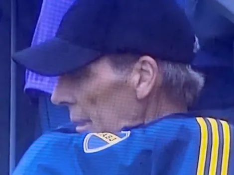 Russo se queda dormido en el banco mirando el Boca de Palacios