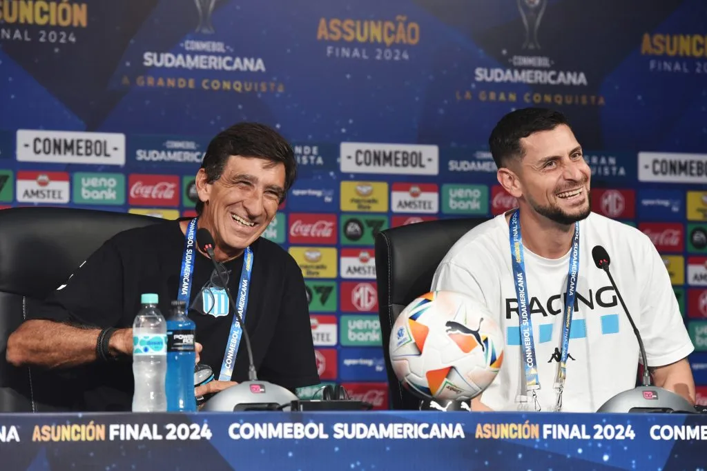 Gustavo Costas y Gabriel Arias en Racing Club. (Christian Alvarenga/Getty Images).