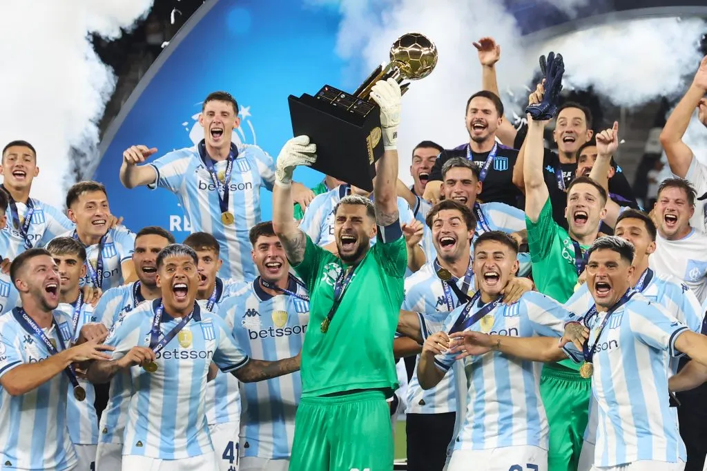 Gabriel Arias levanta la Recopa Sudamericana, uno de los títulos que ganó en Racing. (Wagner Meier/Getty Images)