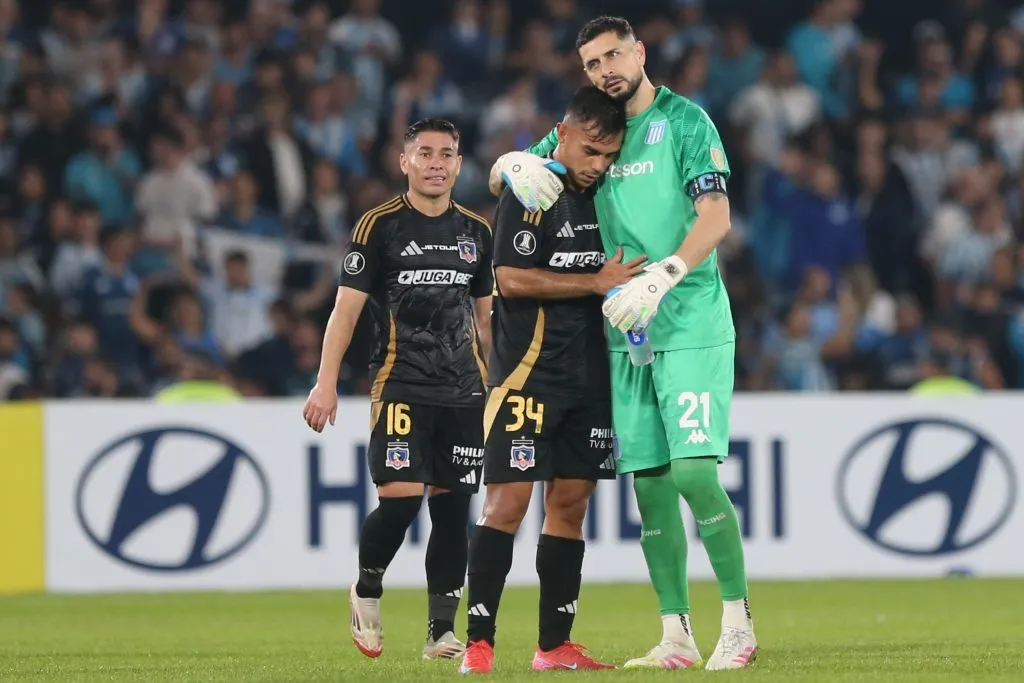 Gabriel Arias consuela a Vicho Pizarro tras la goleada de Racing que eliminó a Colo Colo en la Libertadores. (Daniel Jayo/Getty Images).