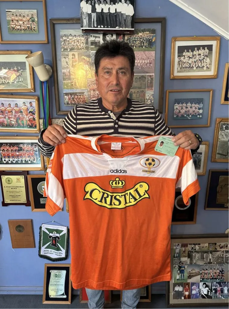 Juan Covarrubias con una camiseta que ama: la de Cobreloa. (Foto: cedida).