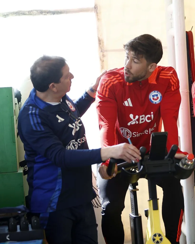 Chile comenzó las prácticas para el choque con Brasil con tres figuras entrenando apartadas. Foto: Carlos Parra, Comunicaciones FFCh.