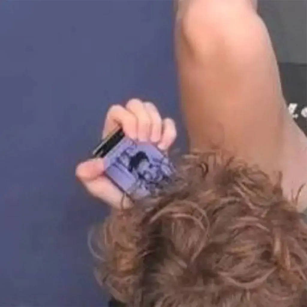 Jannik Sinner revisa su teléfono en el US Open.