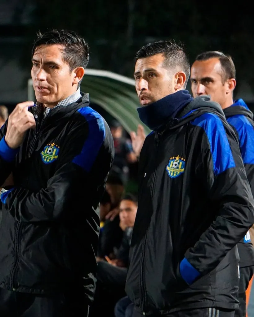 Víctor Berríos, a la izquierda, en la dirección técnica de Simón Bolívar.
