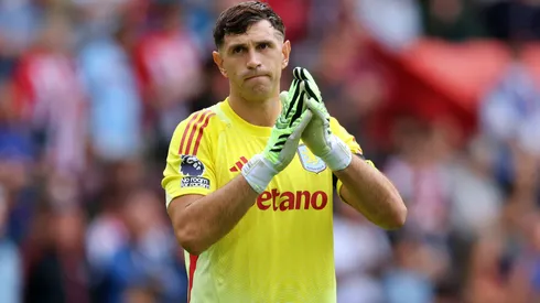 Emiliano Martínez vive ridículo en cierre del mercado de fichajes en Inglaterra.