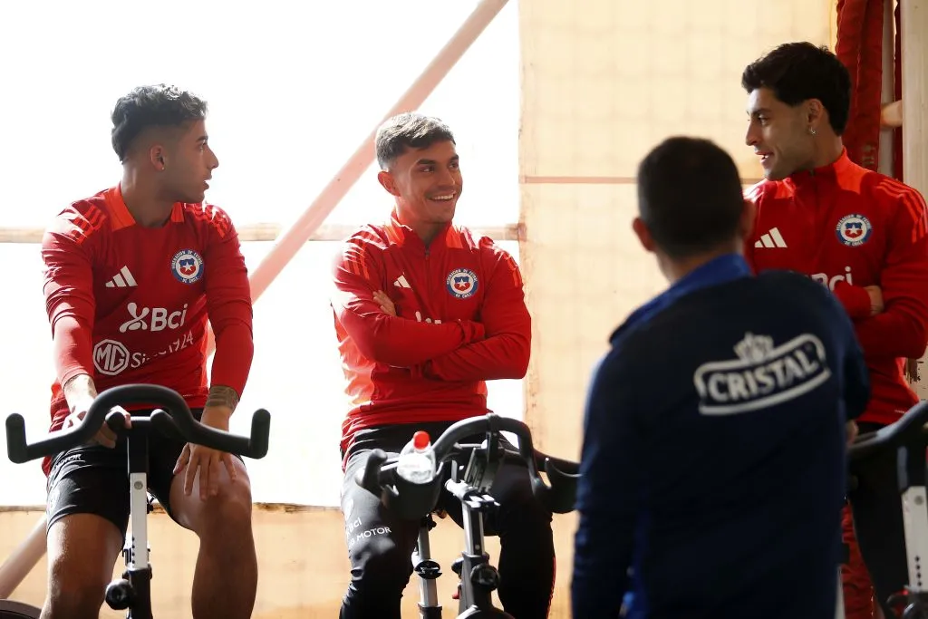 Lucas Assadi, Vicente Pizarro y Javier Altamirano comparten en la Roja. Foto: Carlos Parra – Comunicaciones FFCh