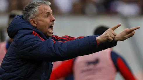 Gustavo Álvarez toma nota de los consejos que le mandan.