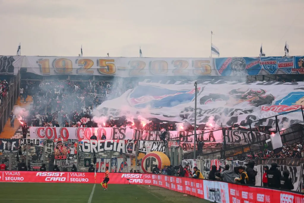Los fuegos artificiales no fueron consignados por el árbitro del Superclásico. Foto: Javier Vergara/Photosport