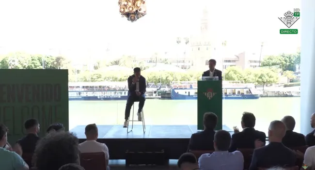 Un emocionado llanto y aplausos para Antony. (Captura Real Betis).