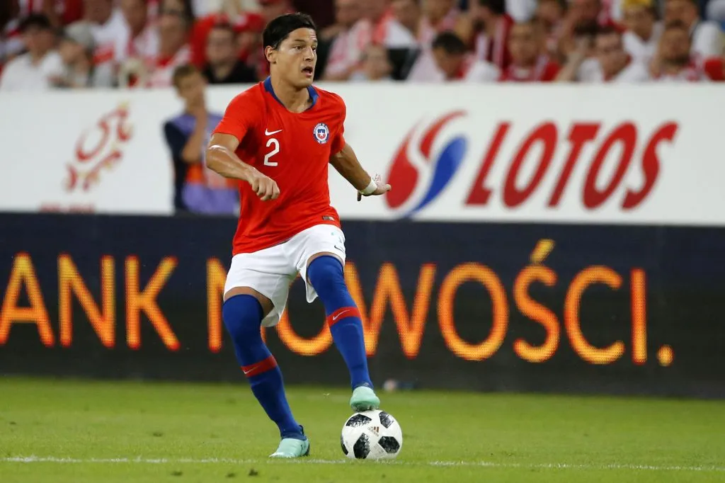 Miiko Albornoz jugando por la Roja en un amistoso en 2018/Photosport