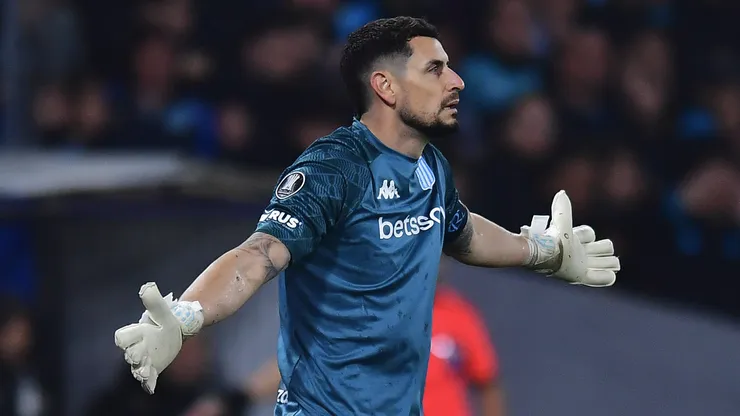 Prensa Argentina le pega en el suelo a Gabriel Arias tras pésimo partido con Racing.