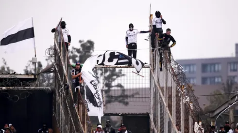 El hincha de Colo Colo que cayó al vacío, falleció.