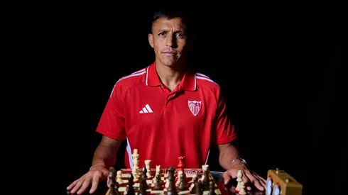 Prensa española recibe a Alexis como "veterano" en Sevilla.