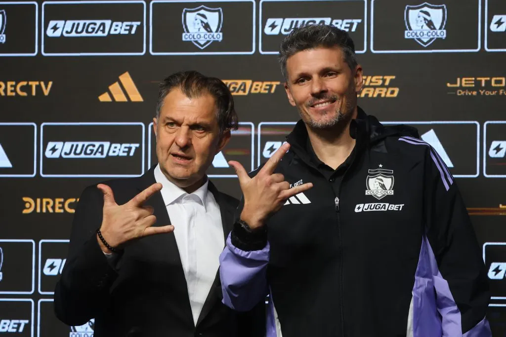 La presentación de Fernando Ortiz junto al presidente de Blanco y Negro, Aníbal Mosa./Photosport