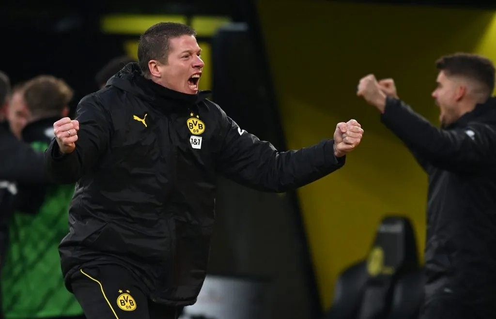 Mike Tullberg celebra una de las victorias del Dortmund bajo su interinato. (Frederic Scheidemann/Getty Images).