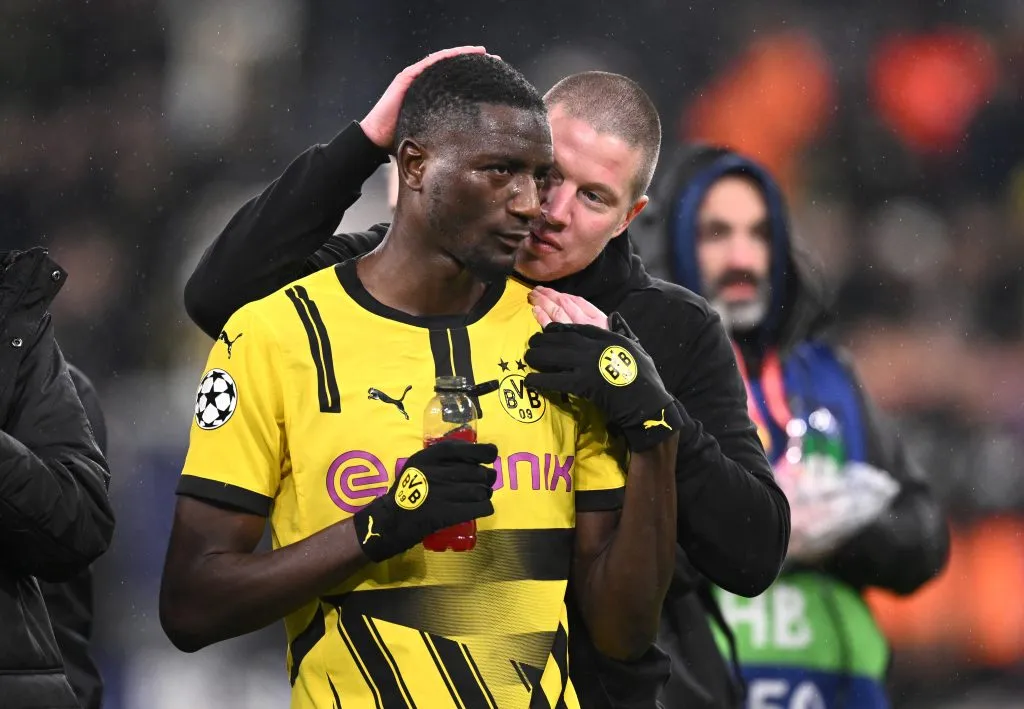 El nuevo DT de Osorio en el Midtjylland festeja con Serhou Guirassy, quien llegó al Dortmund por 18 millones de euros desde el Stuttgart. (Stuart Franklin/Getty Images).