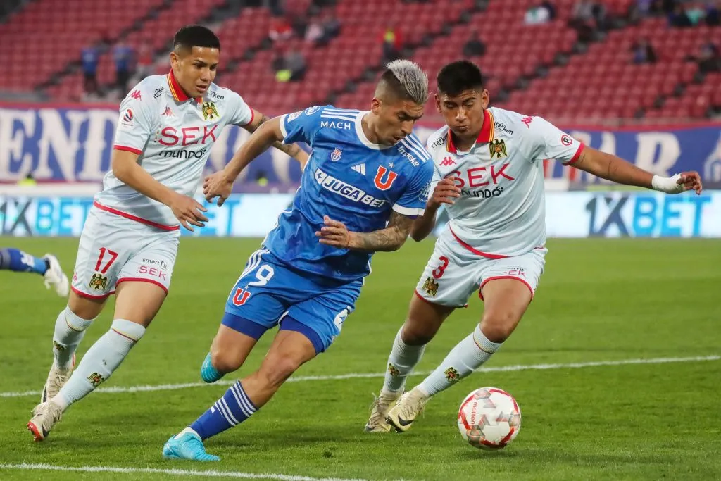 Felipe Massri (17) marca a Leandro Fernández en un duelo entre Universidad de Chile ante Unión Española. (Jonnathan Oyarzun/Photosport).