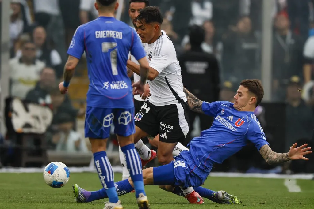 La fea barrida de Franco Calderón sobre Vicente Pizarro que terminó con la expulsión directa para el “2” azul. (Andres Pina/Photosport).