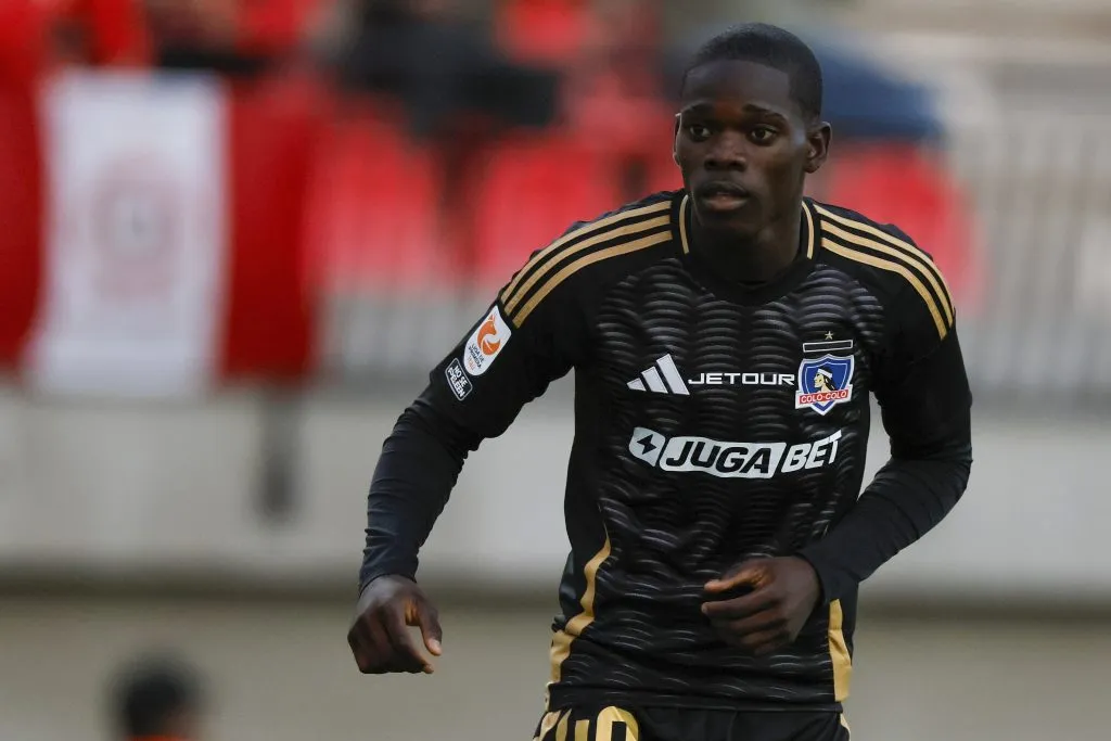 Manley Clerveaux estuvo presente en la primera práctica de Fernando Ortiz al mando de Colo Colo. Foto: Photosport.