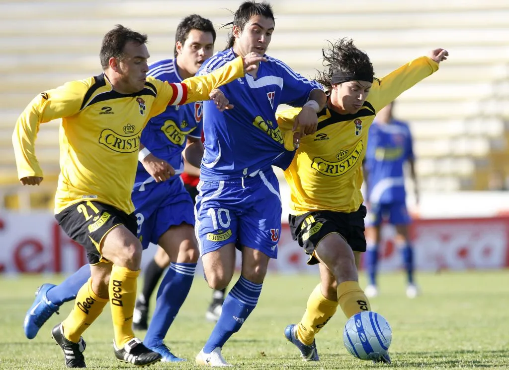 Ali Manouchehri en acción ante Universidad de Chile. Marca a Pedro Morales junto a Raúl Palacios. (ANDRES PINA/PHOTOSPORT).