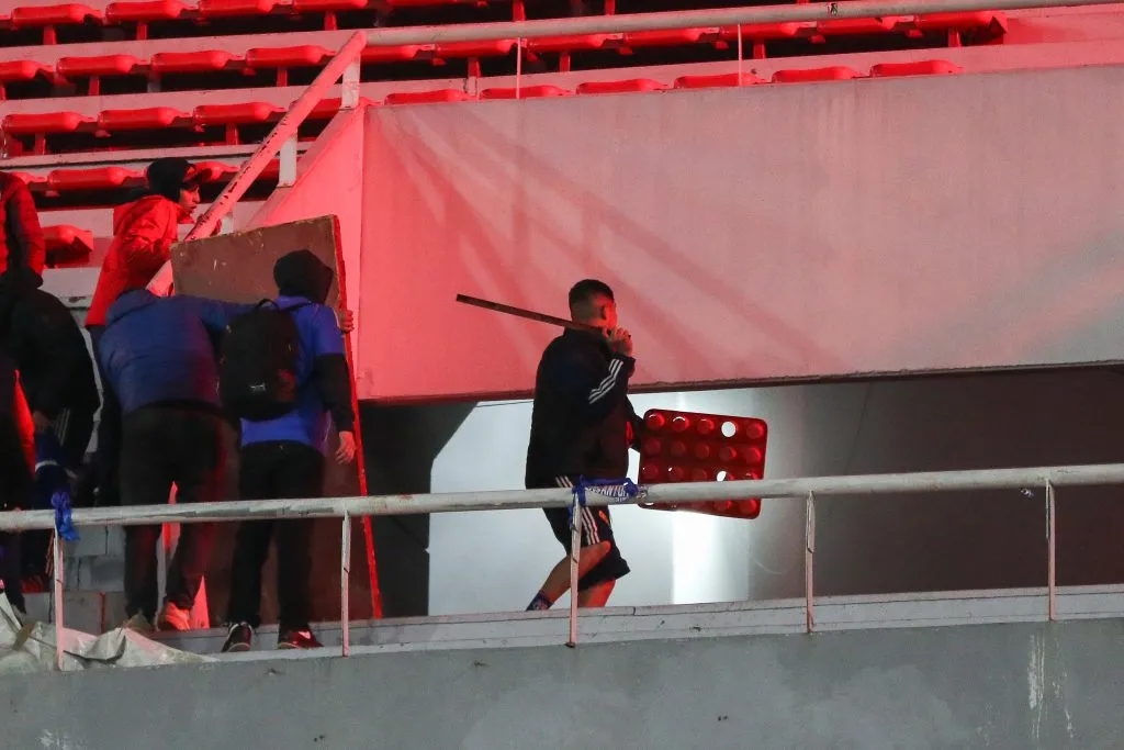 La hinchada de la U tendrá un duro castigo de visita, pero también de local. (Photo by Sebastián Ñanco/Getty Images)