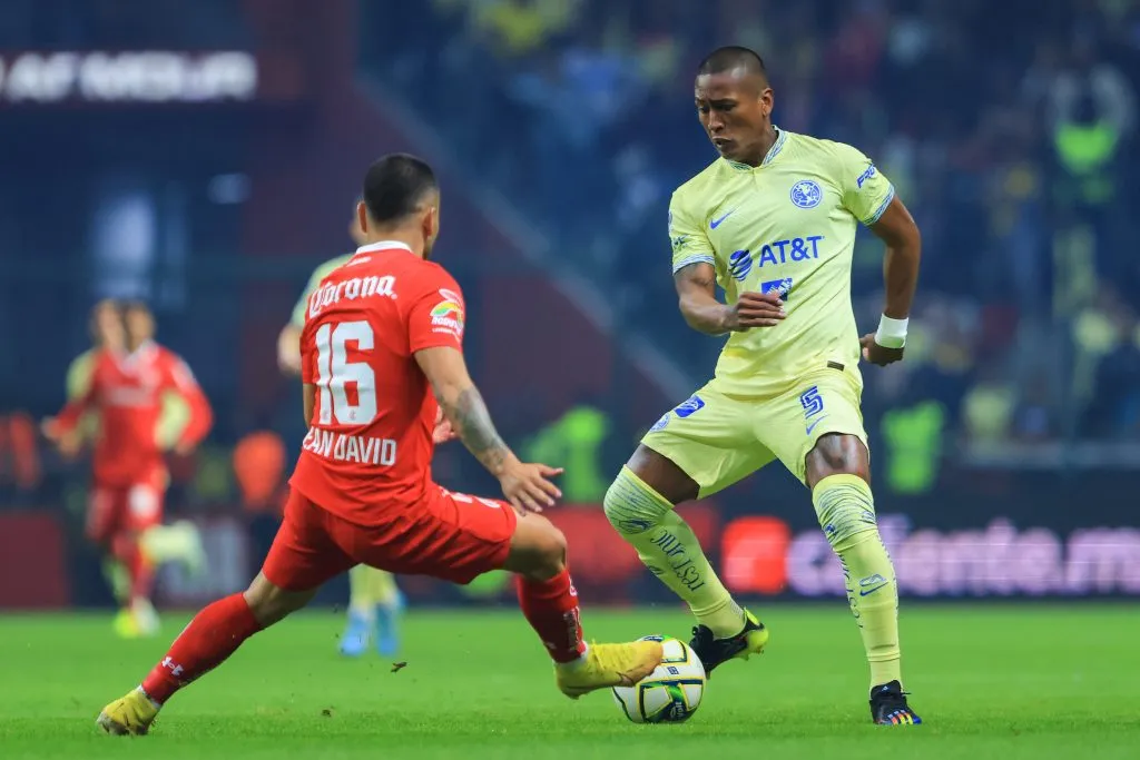 Pedro Aquino ante el chileno Jean Meneses en un partido entre el América y el Toluca. (Agustin Cuevas/Getty Images).