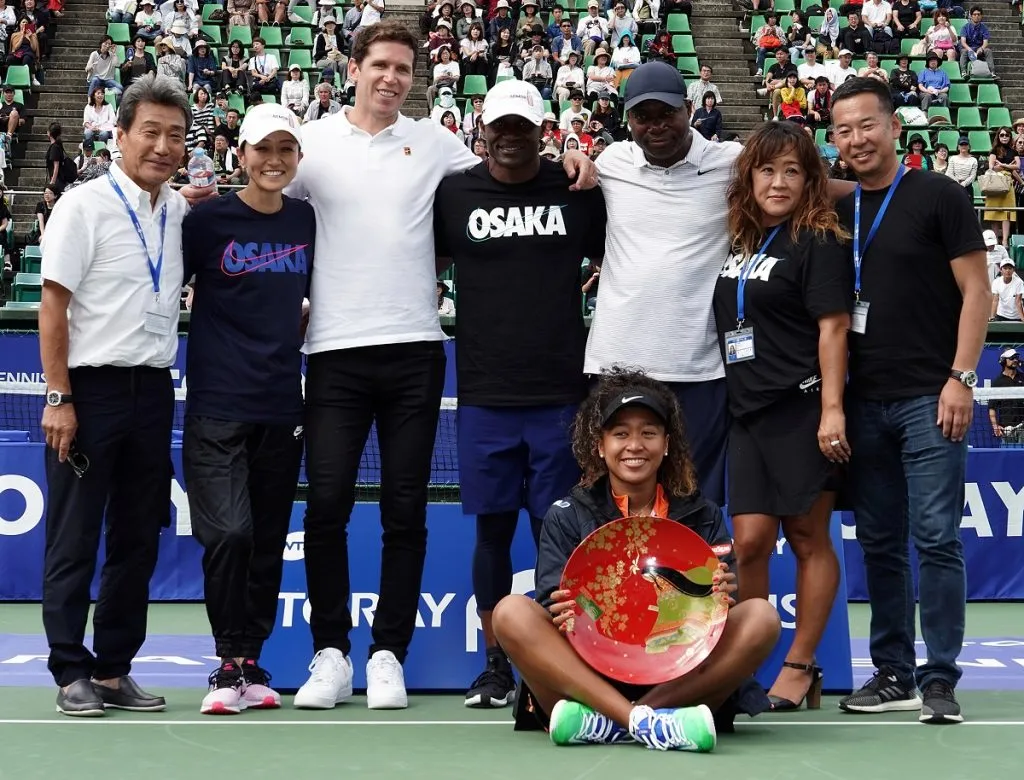 Naomi Osaka con su equipo y sus padres en 2019 (Getty Images).