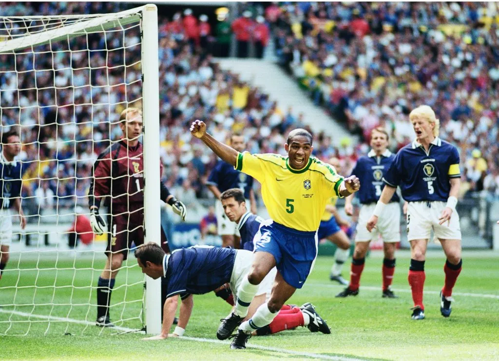 César Sampaio anotando el primer gol de Brasil en el Mundial de 1998 | Getty Images