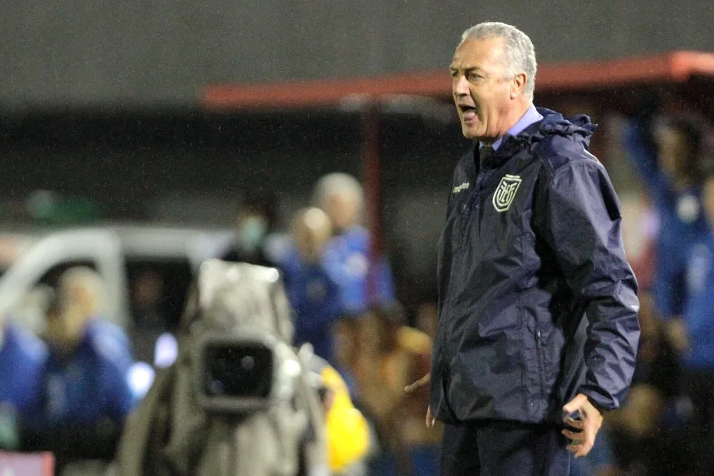 Gustavo Alfaro en su época de DT de Ecuador. Dirigió a Costa Rica también y hoy dirige a Paraguay. (Christian Alvarenga/Getty Images).