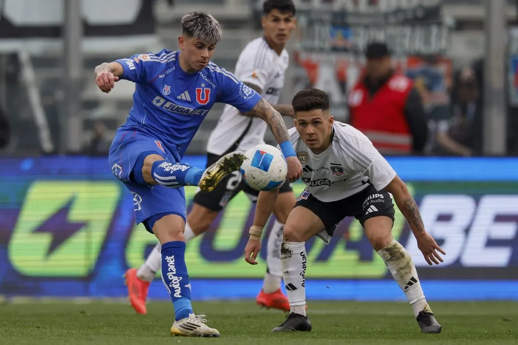 La U y Colo Colo deben verse las caras en la Supercopa, pero el Bulla no la quiere jugar si avanza en Copa Sudamericana. Foto: Photosport.