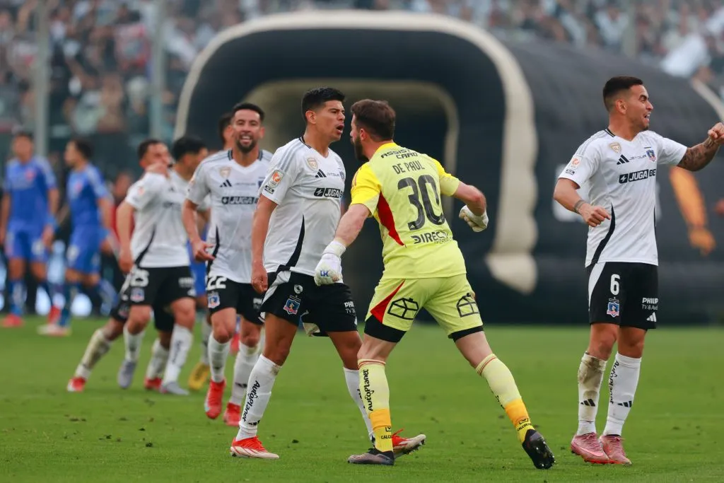 Colo Colo celebrando el triunfo ante la U. Foto: Javier Vergara/Photosport