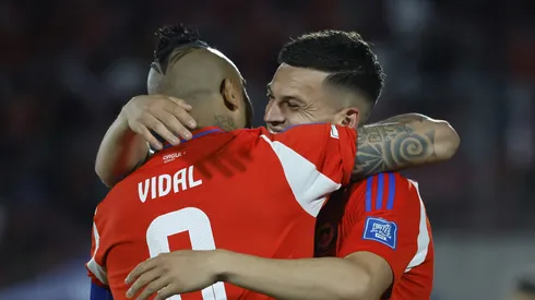 Cepeda estuvo muy atento con los hinchas chilenos, tal como lo hacía Vidal