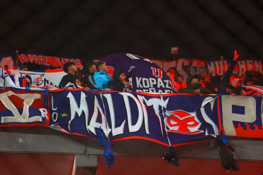 Los hinchas de Universidad de Chile no podrán ver a su equipo en partidos en Buenos Aires hasta el 2027. | Foto: Photosprot.