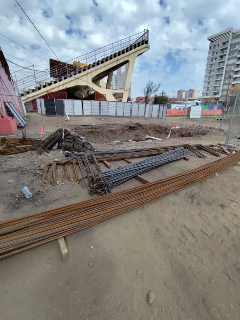 Así avanzan los trabajos con las nuevas torres de iluminación en Santa Laura.