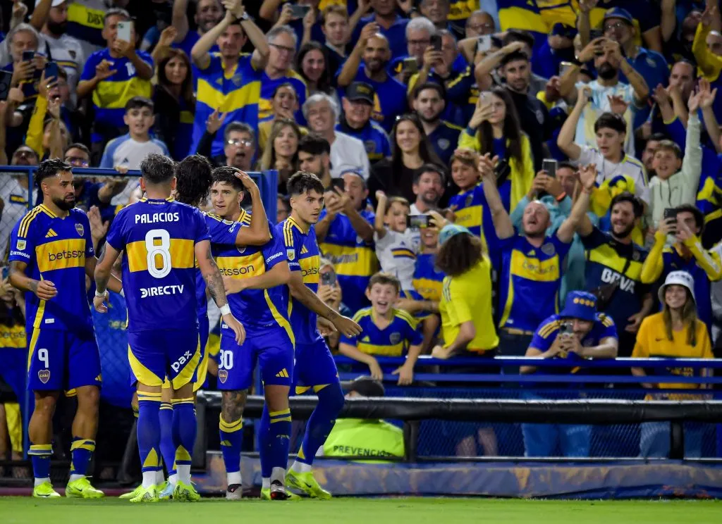 Milton Giménez, a la izquierda de Palacios, se nacionalizará paraguayo. (Marcelo Endelli/Getty Images).