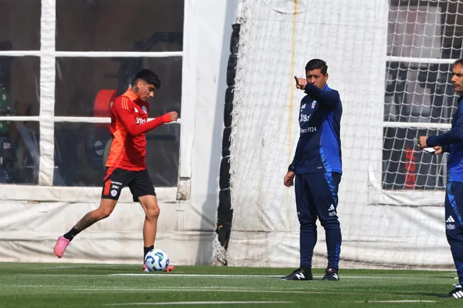 Nicolás Córdova en una práctica de la selección chilena. (Jonnathan Oyarzun/Photosport)
