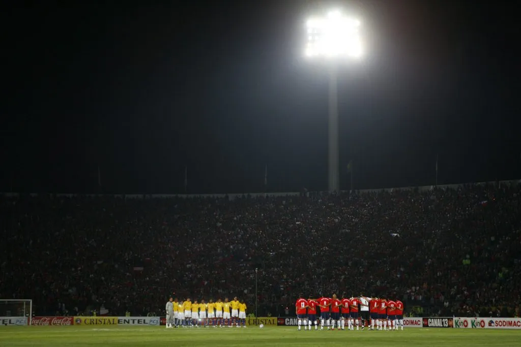 Luis Santibáñez falleció el 5 de septiembre de 2008. Dos días después, le hicieron este minuto de silencio en un duelo entre Brasil y Chile. El Scratch ganó 3-0. (ANDRES PINA/PHOTOSPORT)