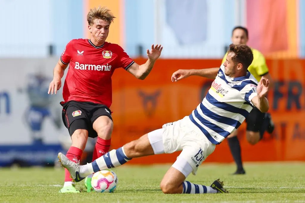 Iker Bravo en acción por el Leverkusen alemán, donde jugó apenas 2 partidos. (Christof Koepsel/Getty Images).