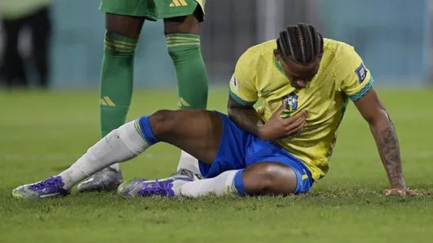Joao Pedro quedó muy sentido cerca de Lawrence Vigouroux.
